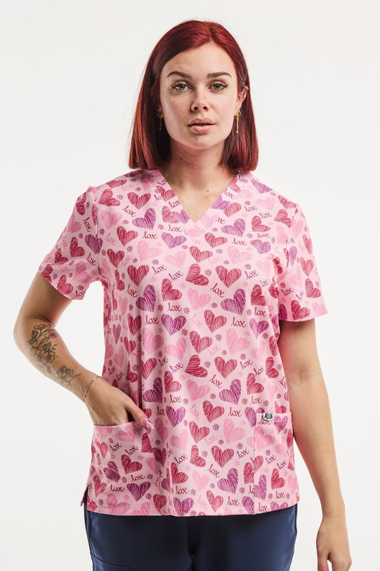 Medizinische Stretch-Tunika – Damen – Rosa mit Herz-Motiven