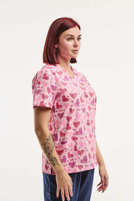 Medizinische Stretch-Tunika – Damen – Rosa mit Herz-Motiven