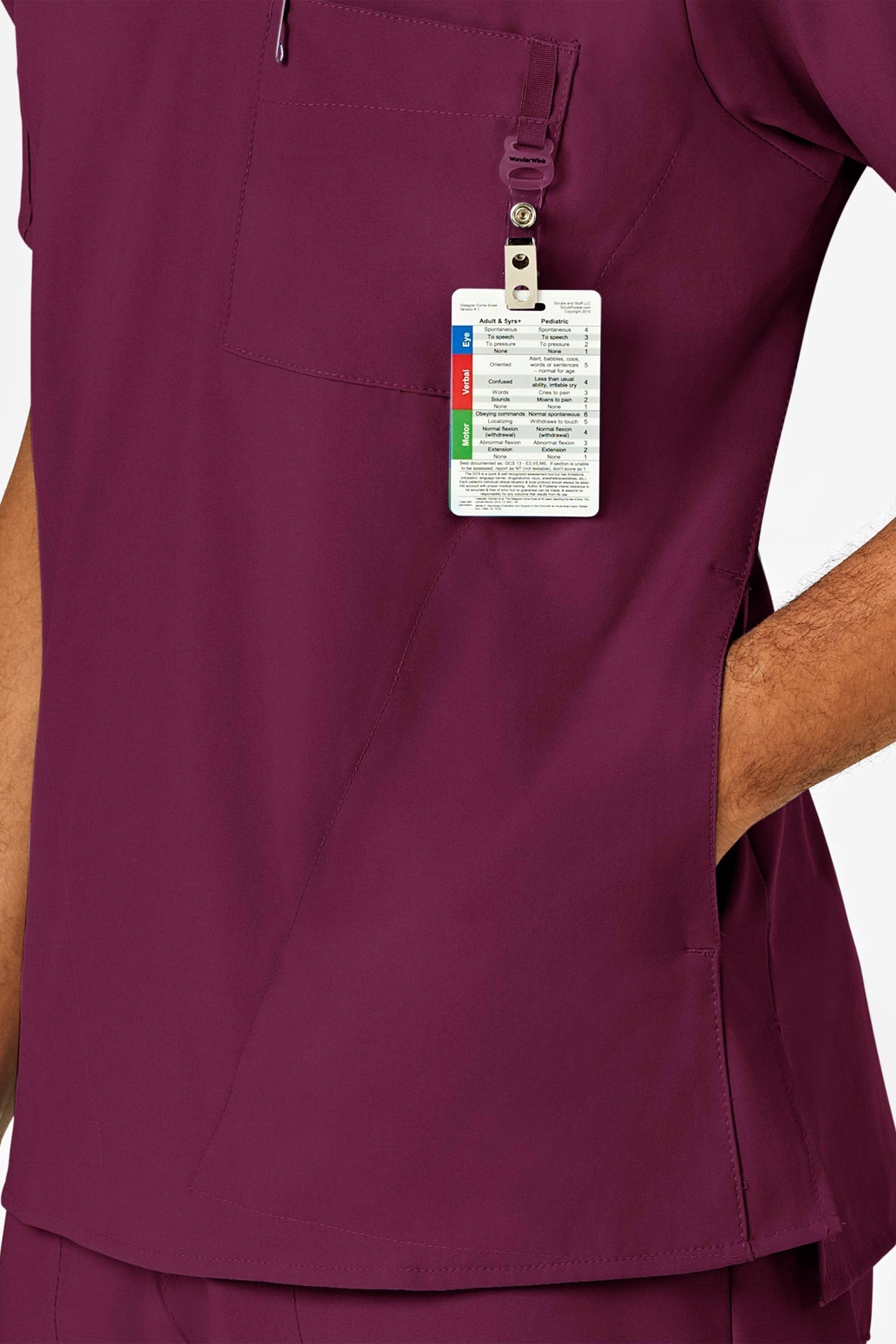 ID badge holder clip sur tenue médicale pour homme en bordeaux et violet