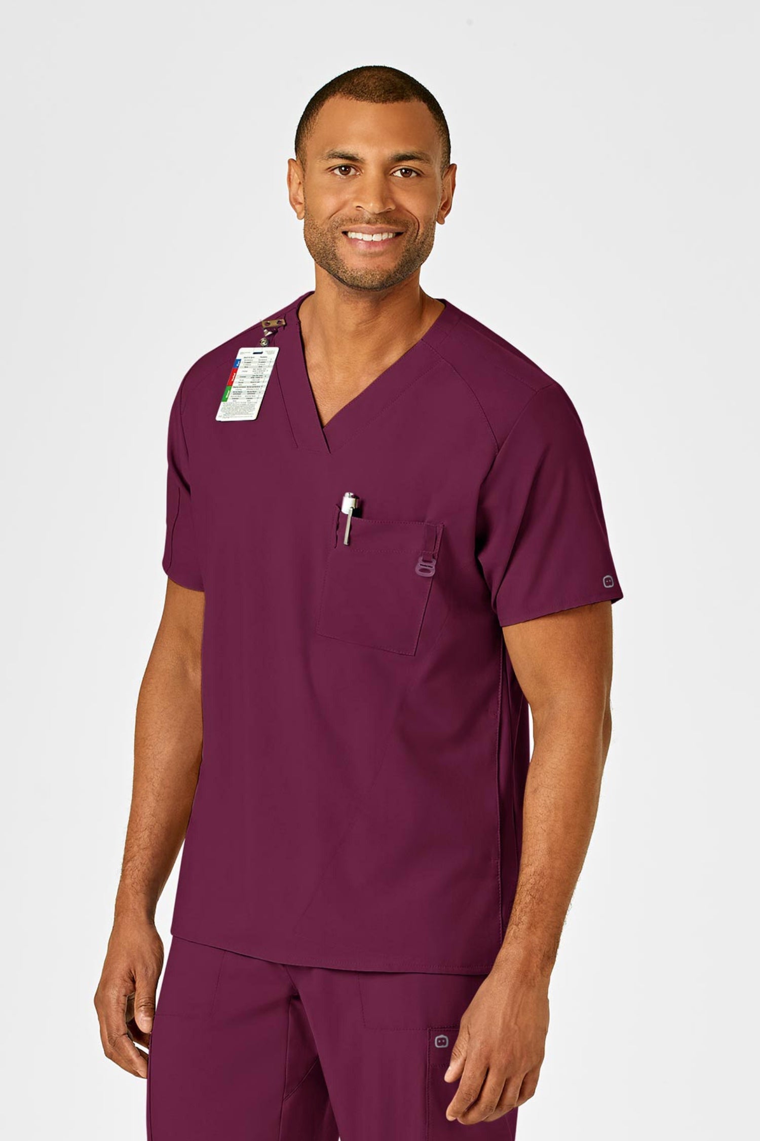 Professionnel médical en tenue médicale complète Bordeaux, scrubs bordeaux avec v-neck