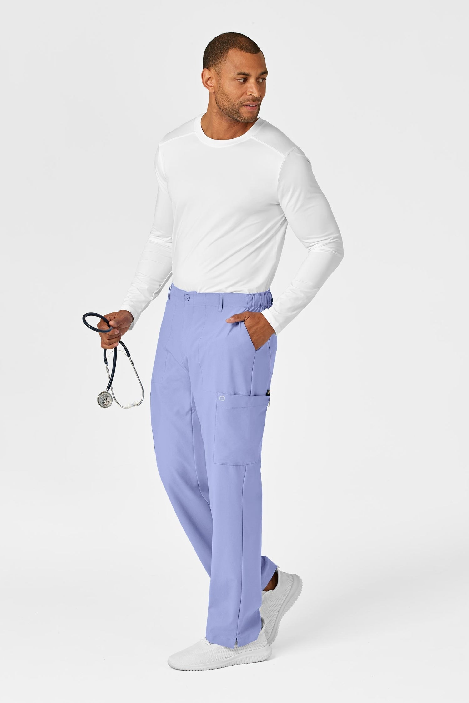 Homme en tenue médicale complète, chemise blanche et pantalon de scrub violet clair